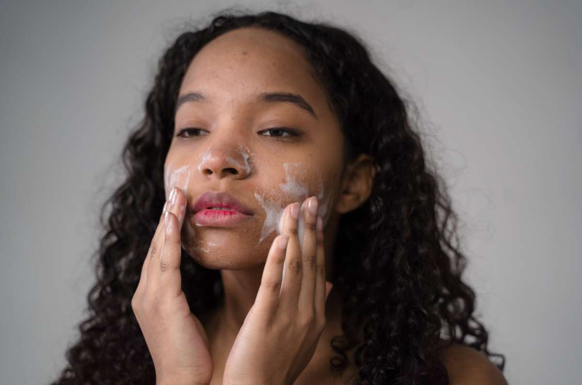 7 señales de que tu rutina de limpieza facial es excesiva