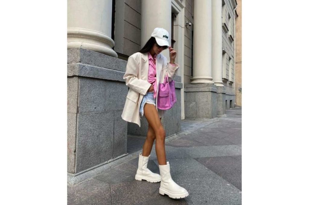 Outfits con botas beige para cuando hace frío y calor al mismo tiempo 3