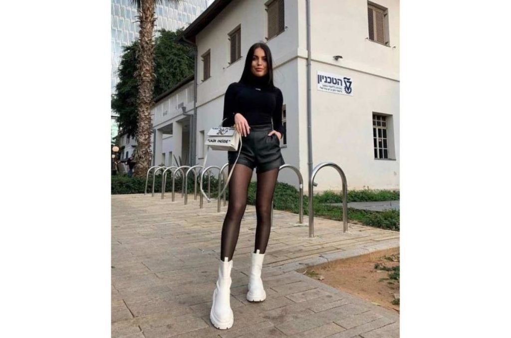 Outfits con botas beige para cuando hace frío y calor al mismo tiempo 5