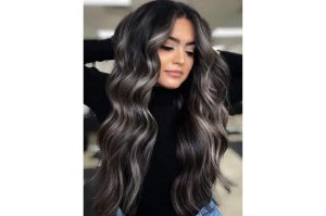 Mechas platinadas en cabello negro: la forma de ocultar las canas 8