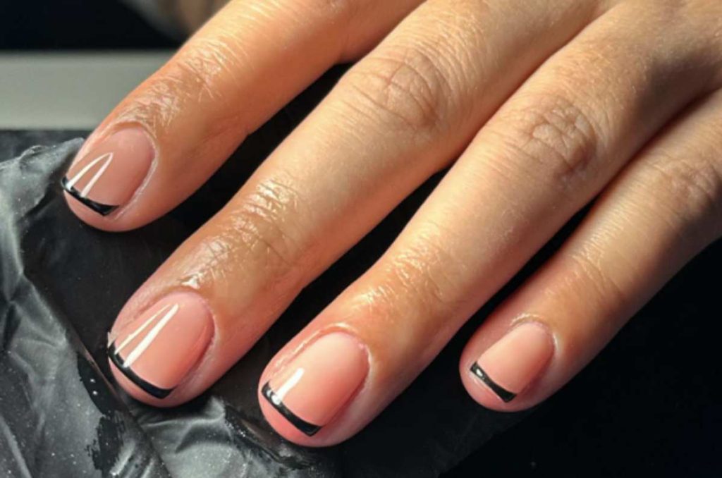10 diseños de uñas minimalistas negras para verte classy 3