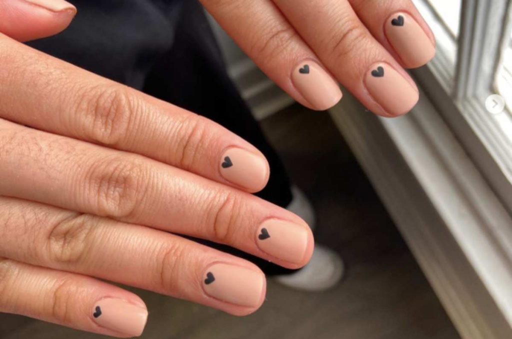 10 diseños de uñas minimalistas negras para verte classy 0