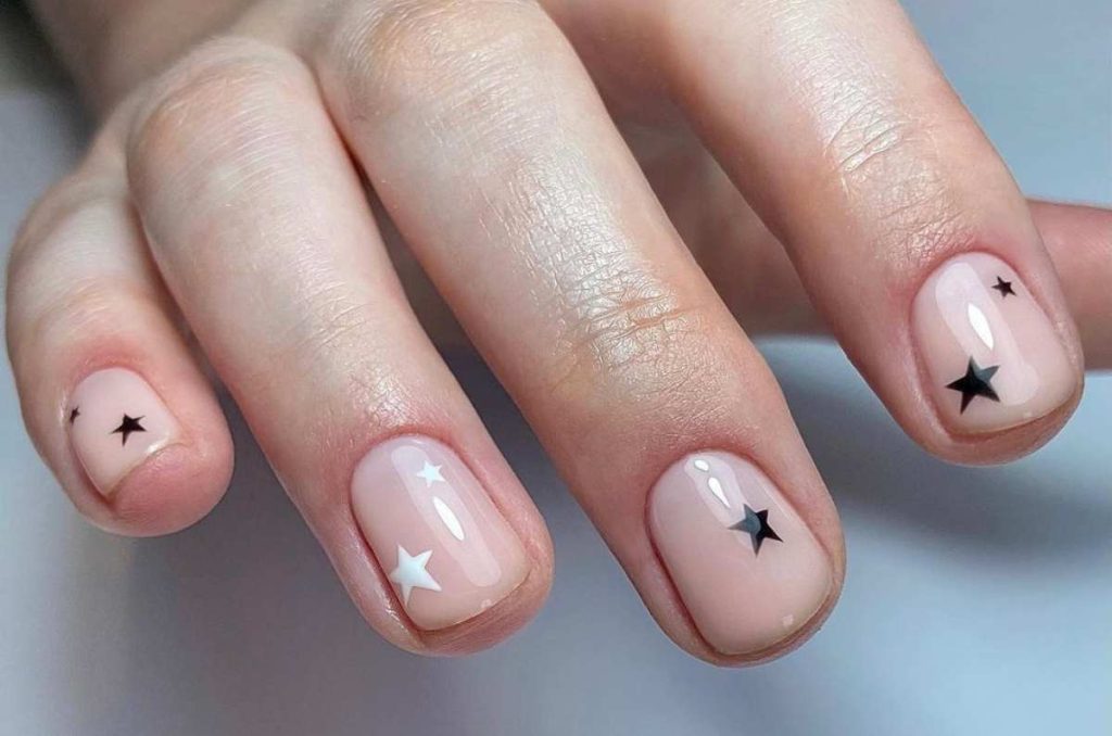 10 diseños de uñas minimalistas negras para verte classy 2