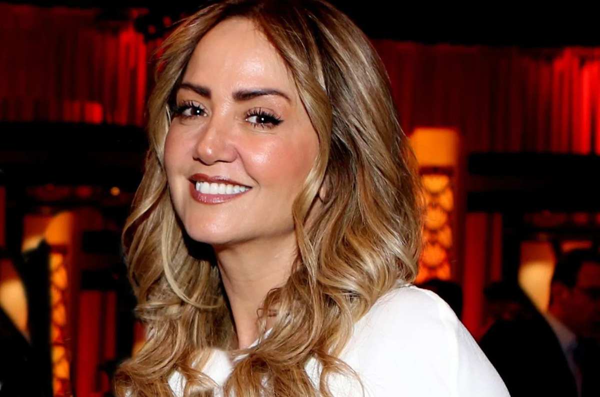 Andrea Legarreta muestra cómo combinar falda y blazer a los 50 y lucir arreglada