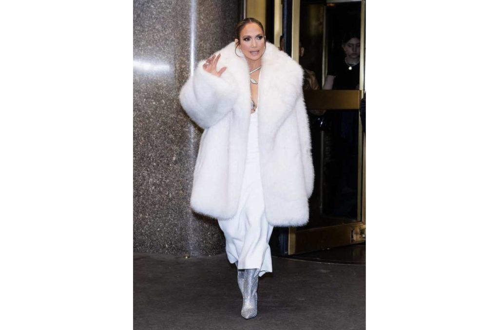 Jennifer Lopez muestra cómo usar botas plateadas a los 50 y lucir arreglada 0