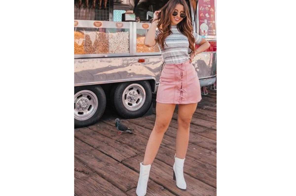 botines-blancos-y-mini-falda