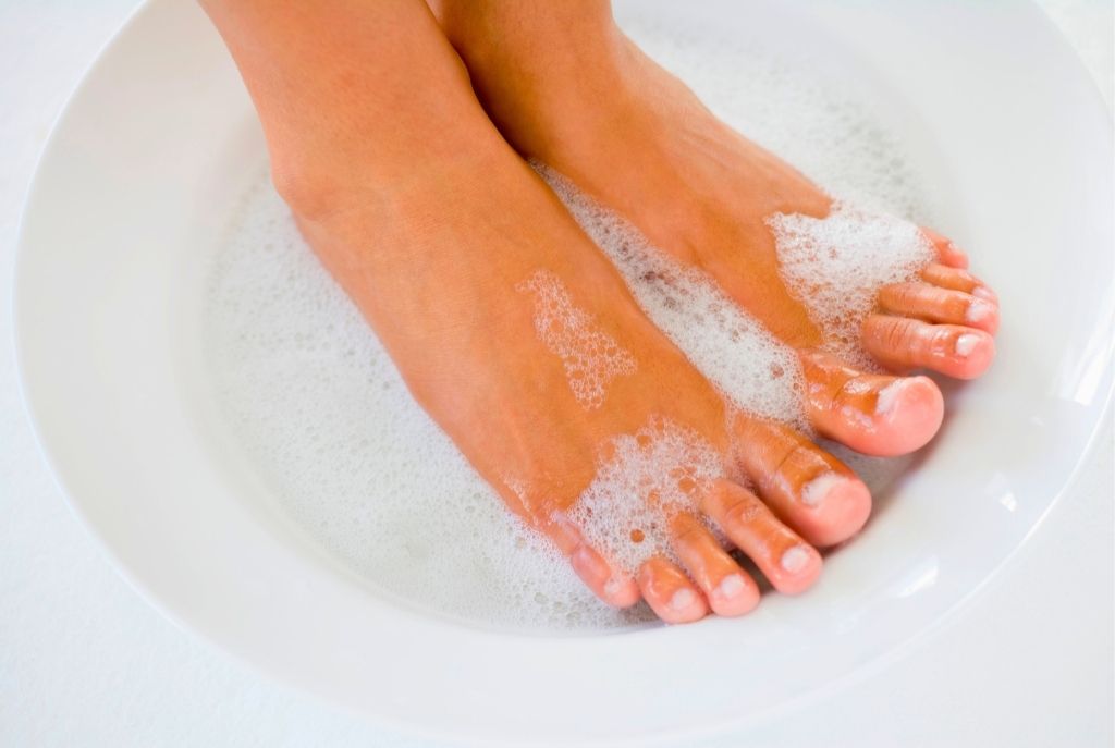 Remedio con agua tibia y jabón para quitar piel seca de los pies