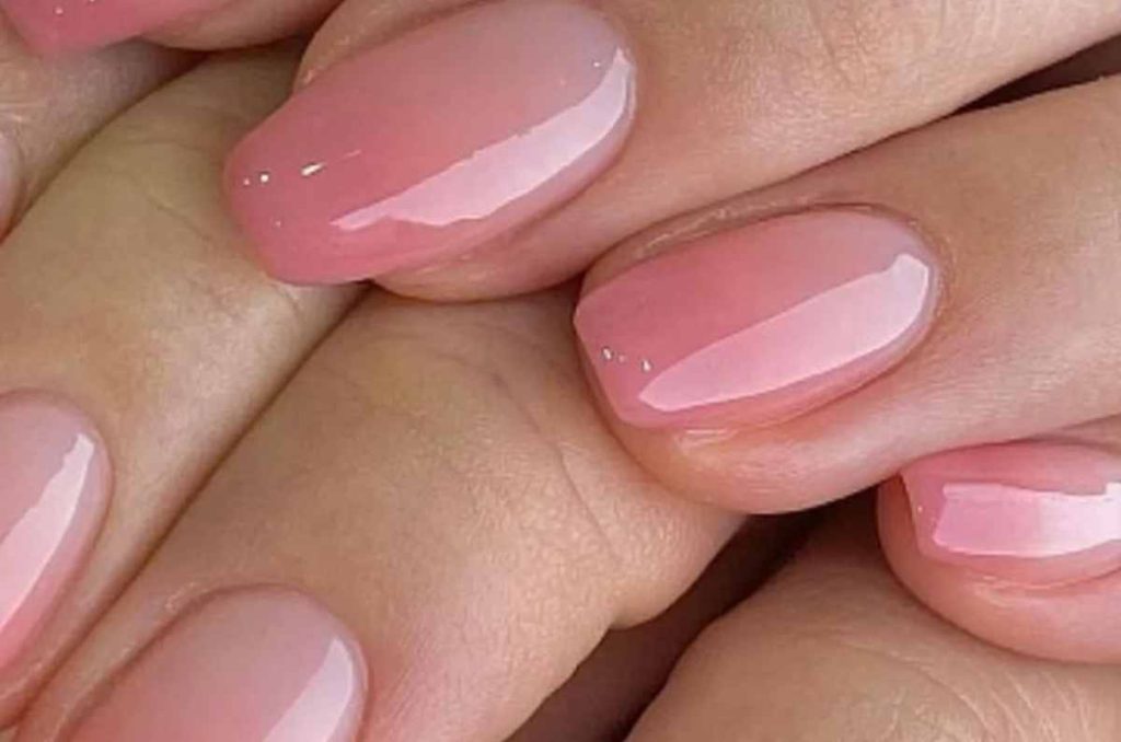 Efecto degradado rosa en uñas sutiles