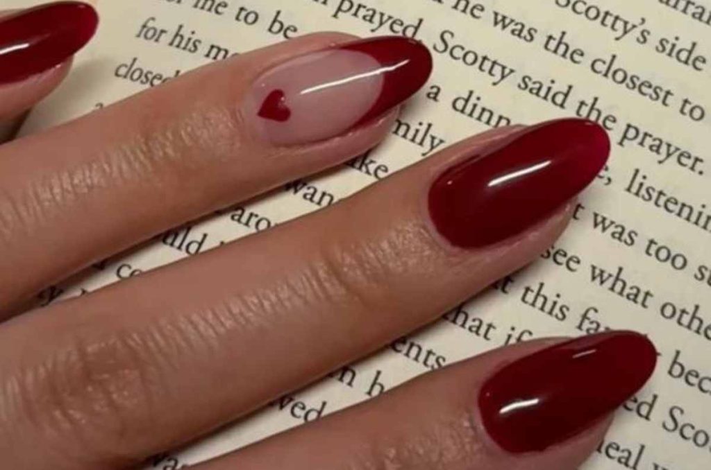 Uñas coquette con corazón en color rojo Diseños de uñas 2026