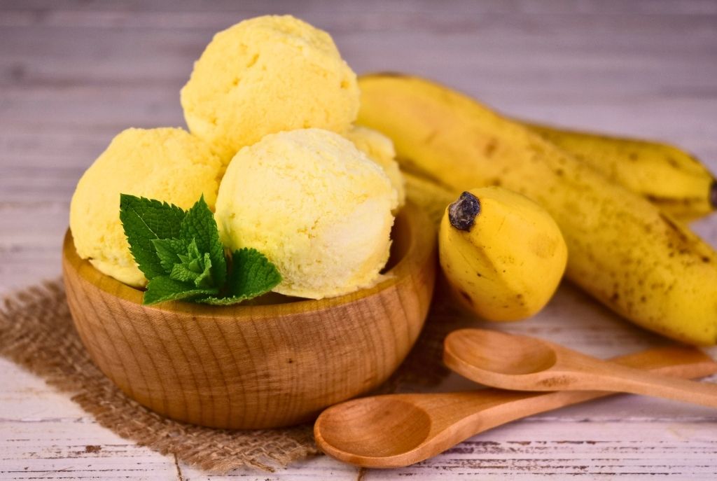 Helado de plátano bajo en calorías y hecho en casa