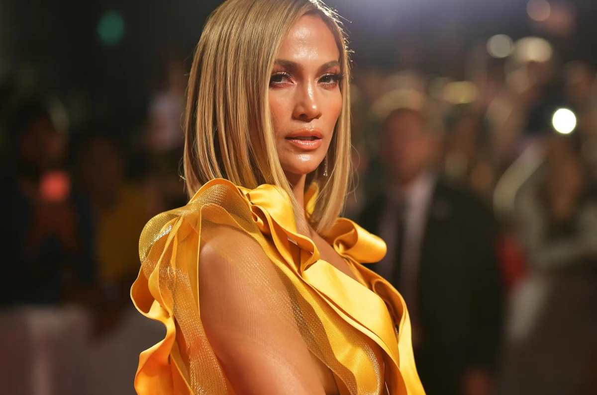 Jennifer Lopez muestra cómo usar botas plateadas a los 50 y lucir arreglada