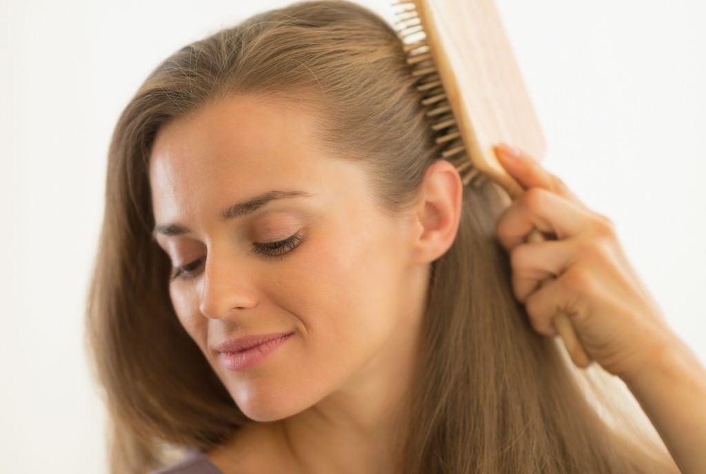 Peina de diferentes direcciones tu cabello para reforzarlo