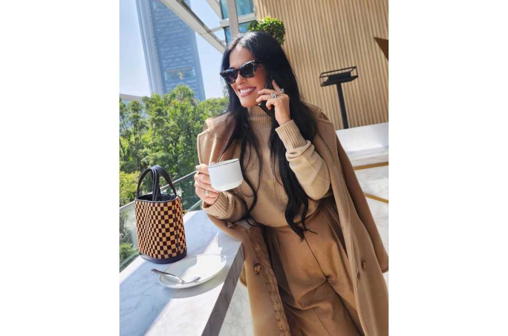 El clásico outfit en beige de Martha Debayle que a todas nos hace lucir elegantes 1