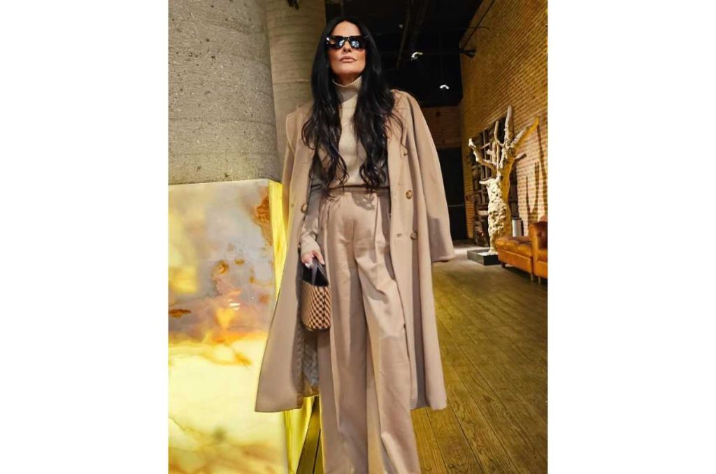 El clásico outfit en beige de Martha Debayle que a todas nos hace lucir elegantes 2