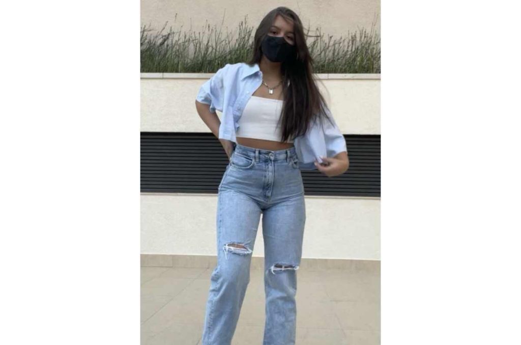 Outfits cómodos con mom jeans para salir el fin de semana 4