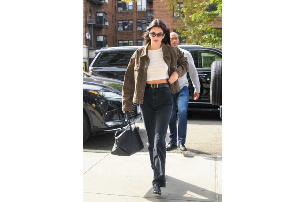 Kendall Jenner muestra el calzado perfecto para llevar pantalones slim 0
