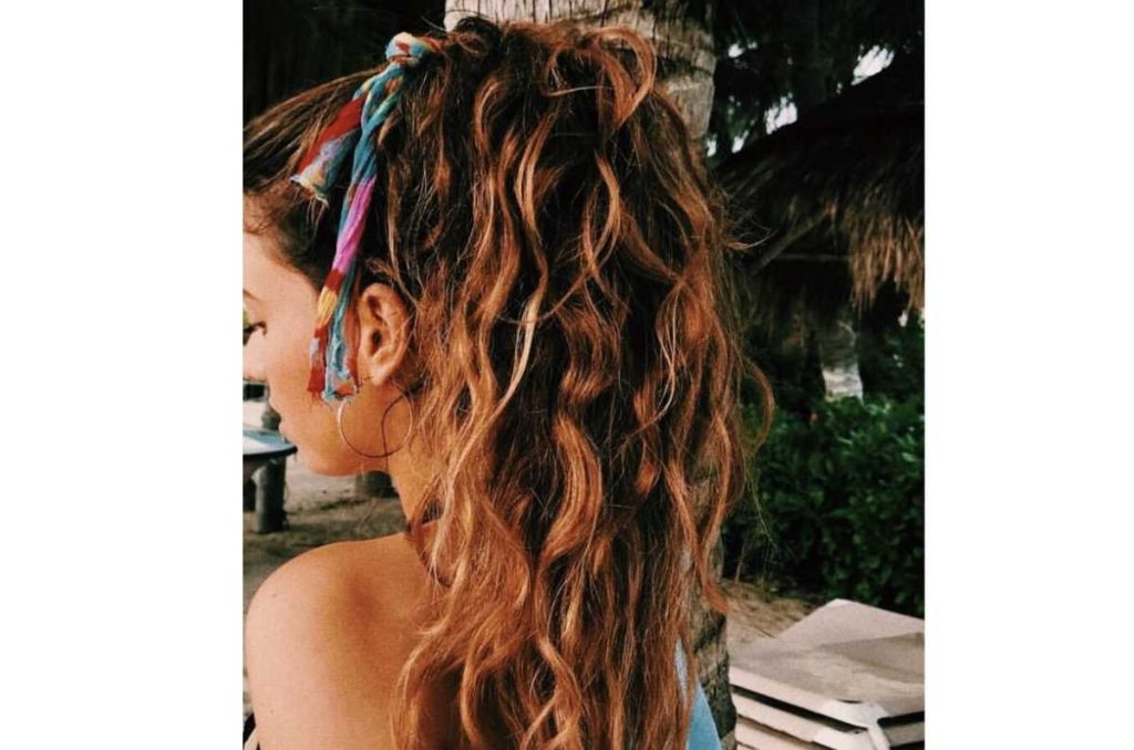 Peinados fáciles y girly para cabello chino ideales para ir a la playa 2
