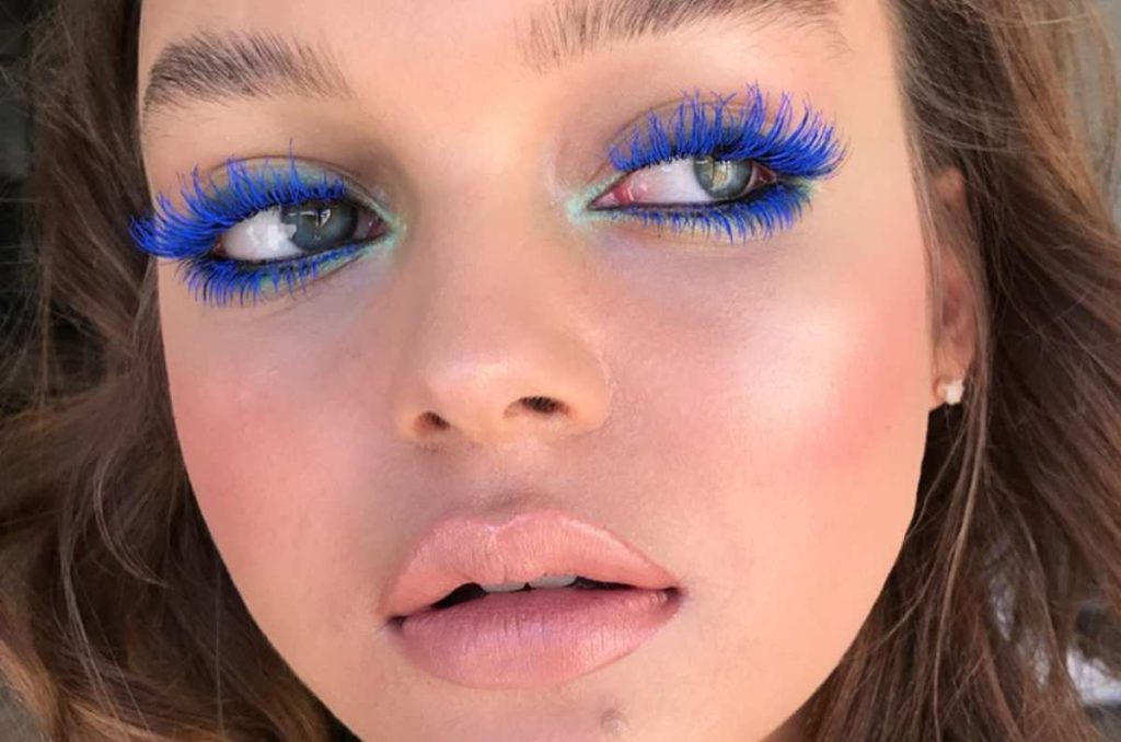 maquillaje con pestañas azules