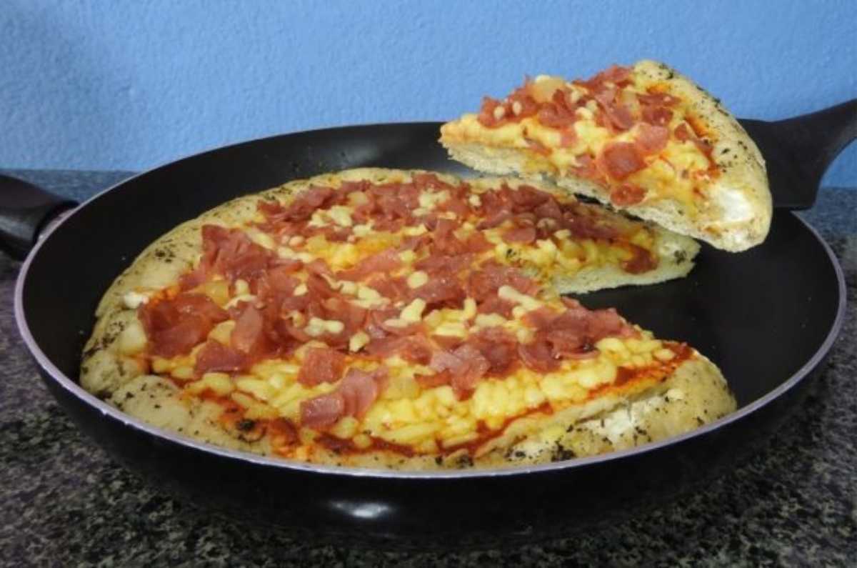 Pizza hawaiana en sartén