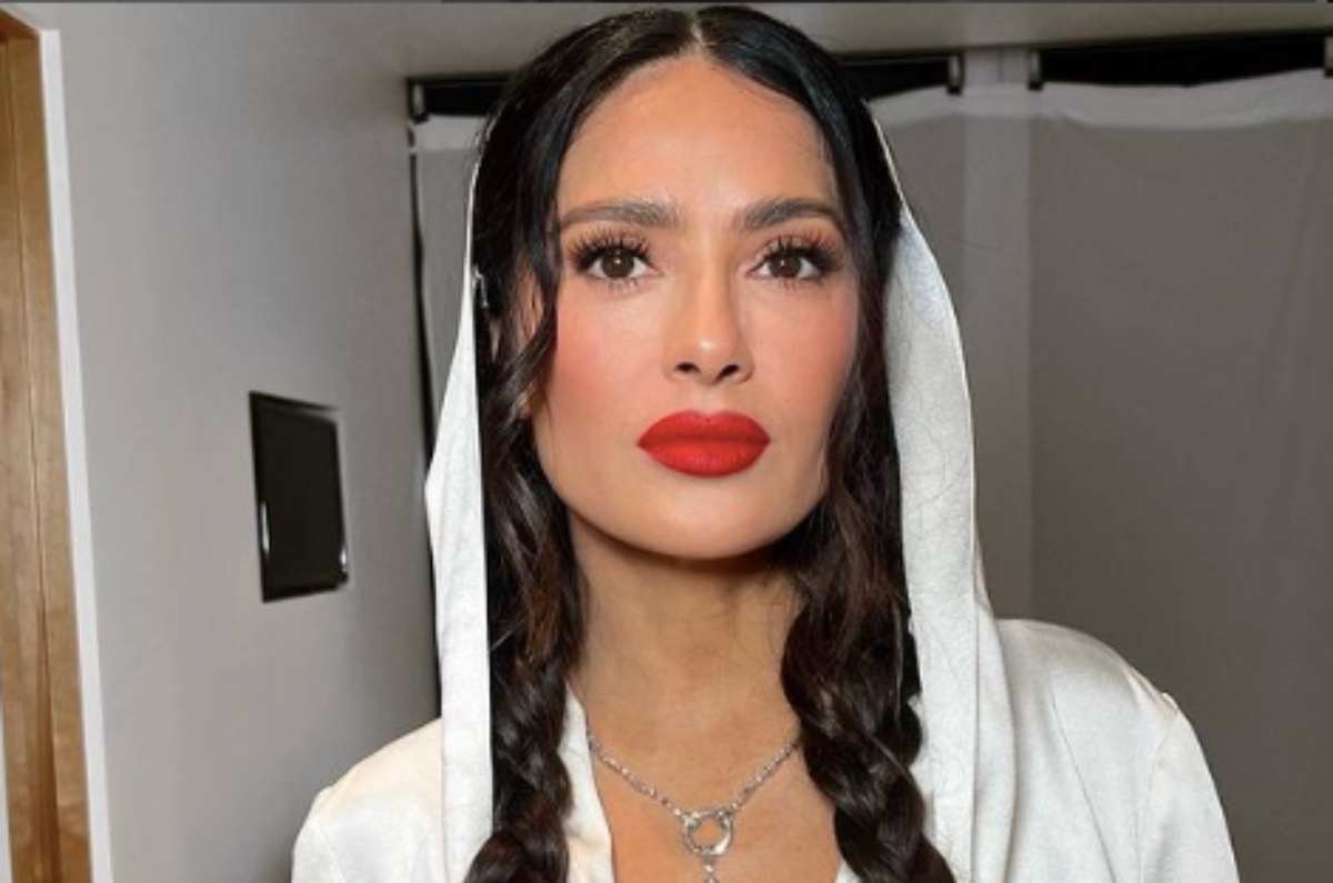 Salma Hayek te enseña cómo usar labial rojo sin verte mayor