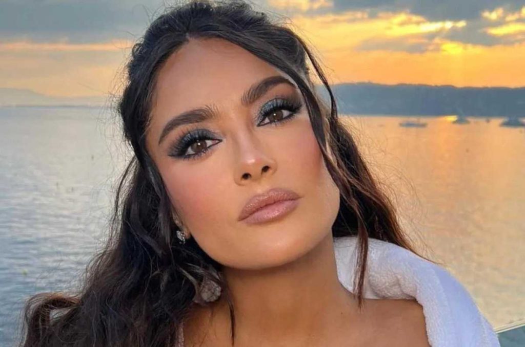 El smokey eye de Salma Hayek que rejuvenece la mirada a los 50+ 1