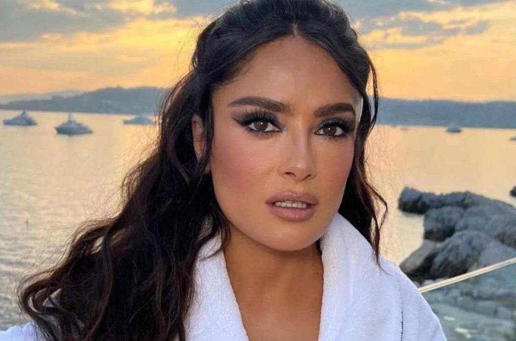 El smokey eye de Salma Hayek que rejuvenece la mirada a los 50+ 0