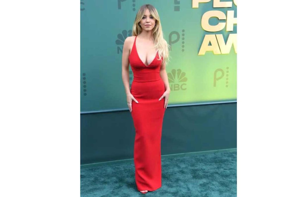 Sydney Sweeney muestra cómo usar un vestido entallado con escote en V 1
