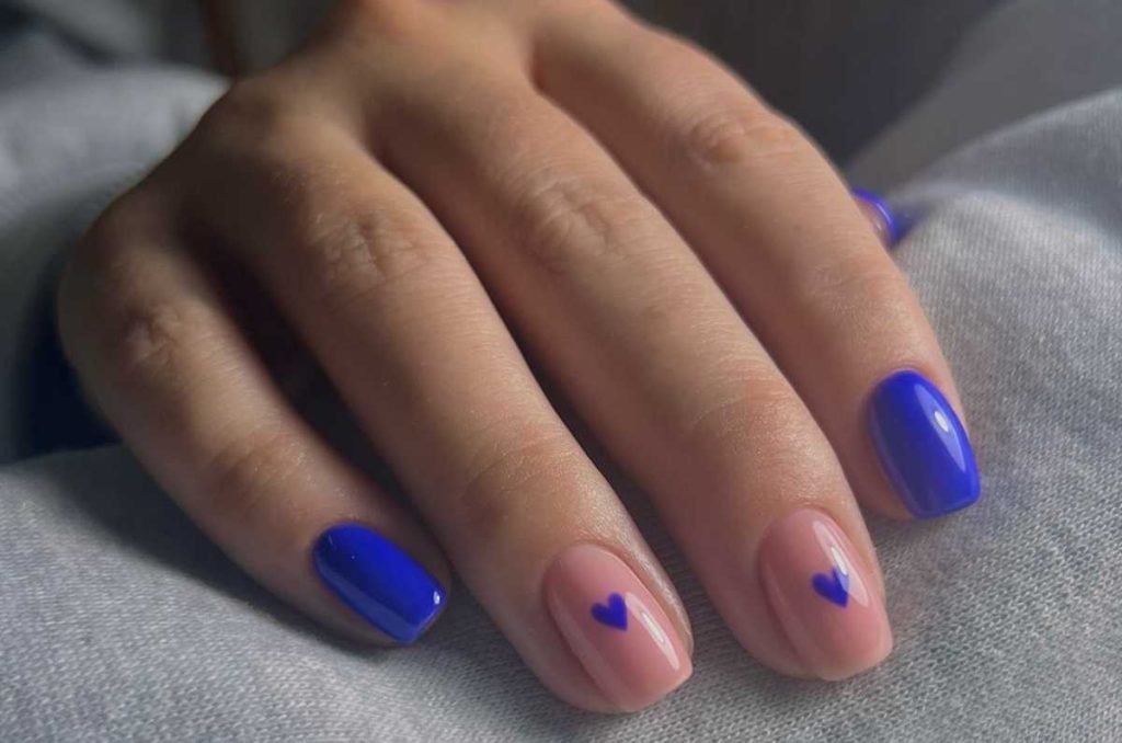 uñas azules divertidas