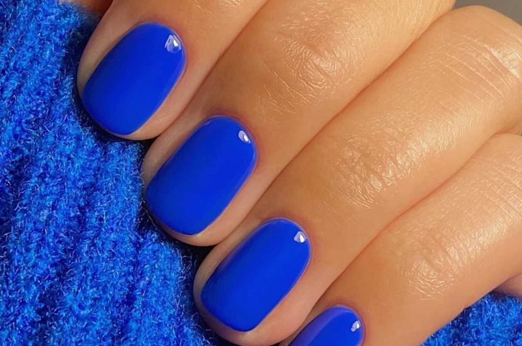 6 formas de llevar uñas azules divertidas 2