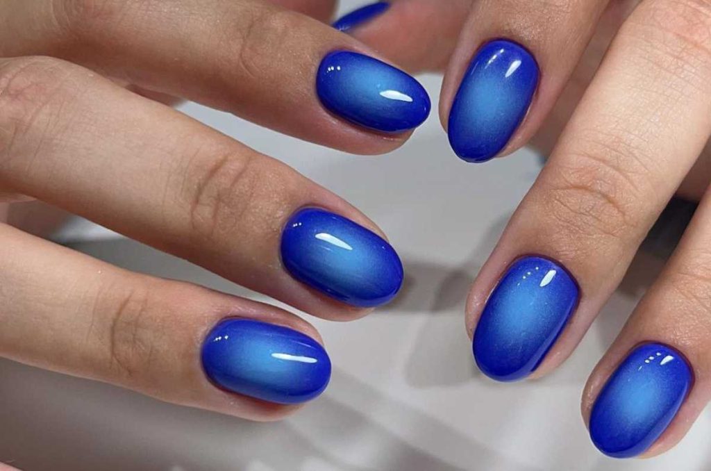 6 formas de llevar uñas azules divertidas 3