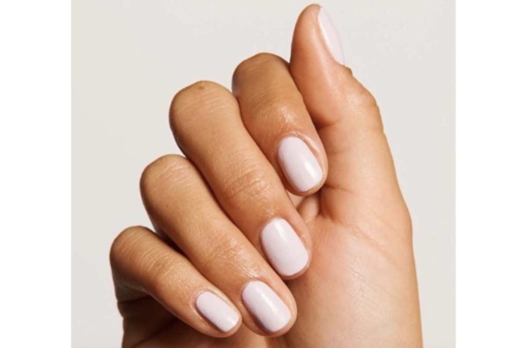 Uñas squoval en color beige que muestran una tendencia elegante, natural y fácil de combinar para cualquier ocasión