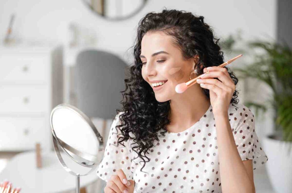 Cómo hacer más ligera tu base de maquillaje con estos tips 0