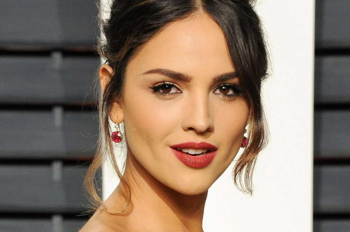 Eiza González muestra cómo usar el curly bob este 2024