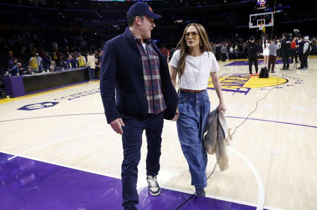 Cómo usar jeans acampanados y botines brillantes al estilo de Jennifer Lopez 1