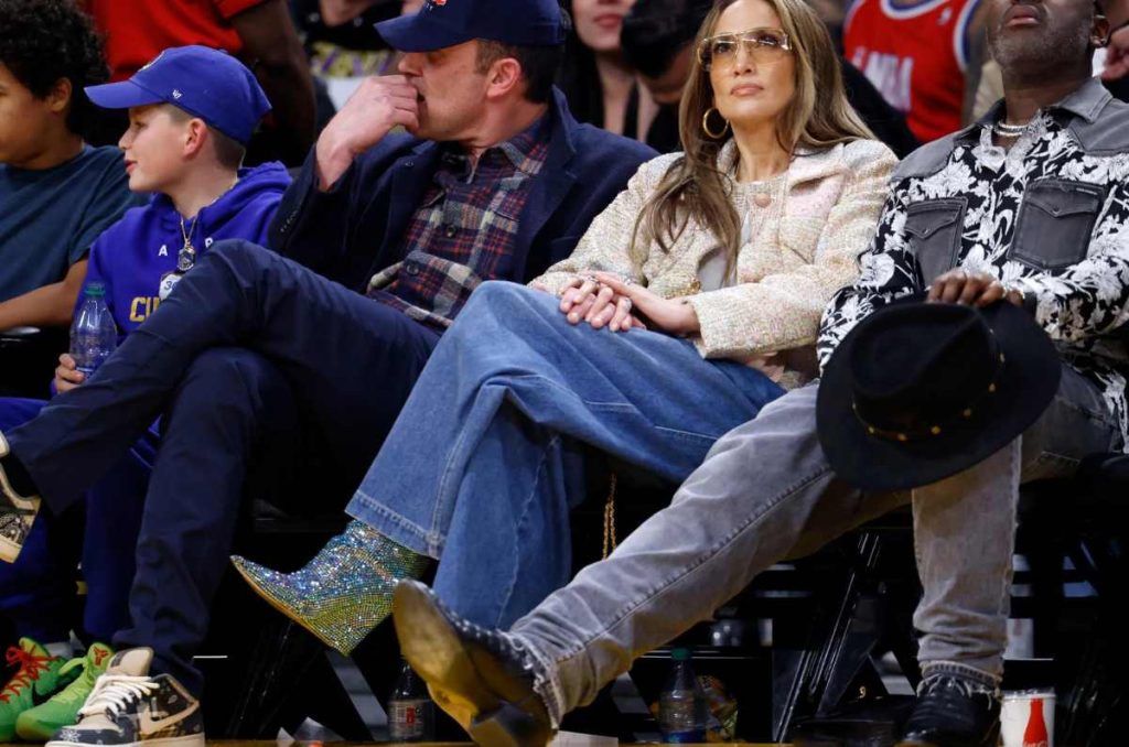 Cómo usar jeans acampanados y botines brillantes al estilo de Jennifer Lopez 0