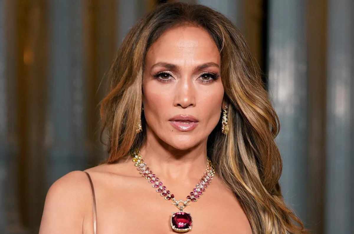 Cómo usar jeans acampanados y botines brillantes al estilo de Jennifer Lopez