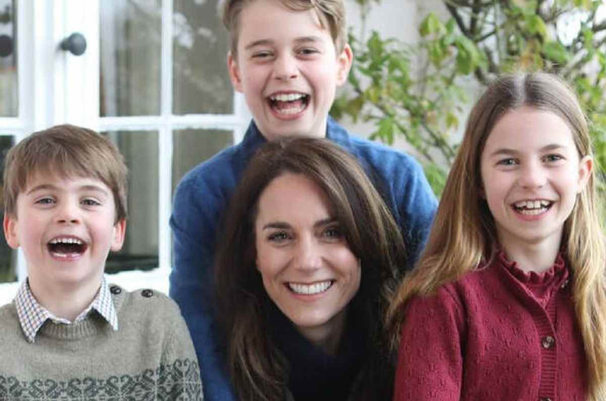 Kate Middleton admite que manipuló su foto y pide disculpas