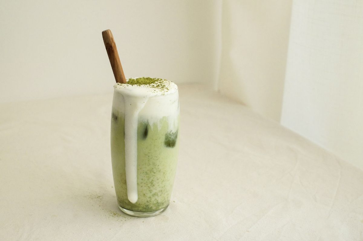 ¿Qué es el matcha y por qué todos lo beben?