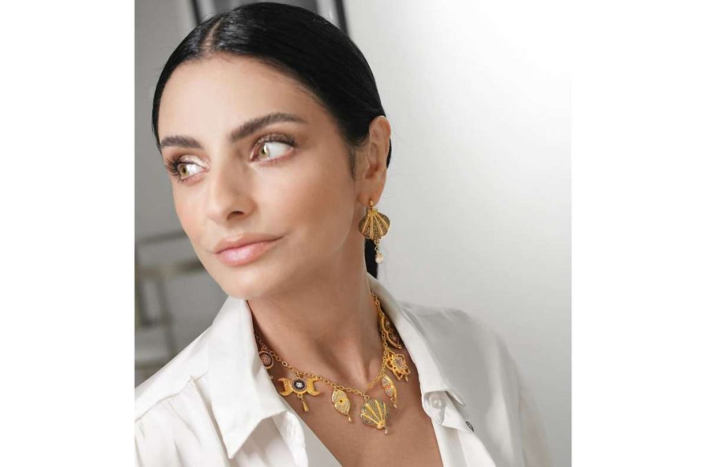 Aislinn Derbez muestra cómo combinar escotes con maxi collares y lucir elegante 0