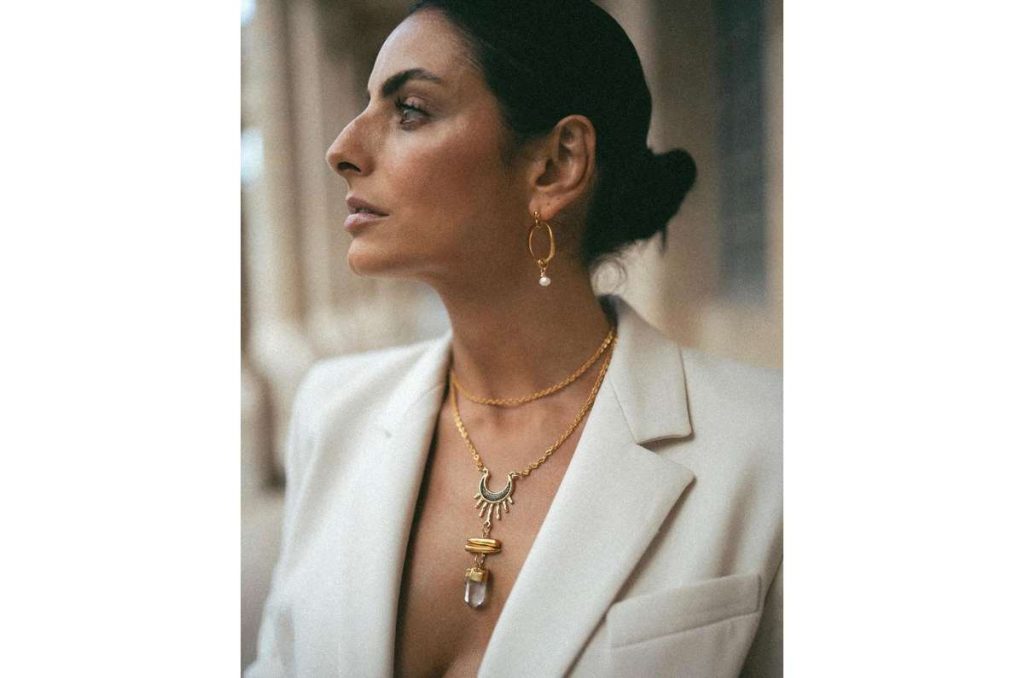 Aislinn Derbez muestra cómo combinar escotes con maxi collares y lucir elegante 1
