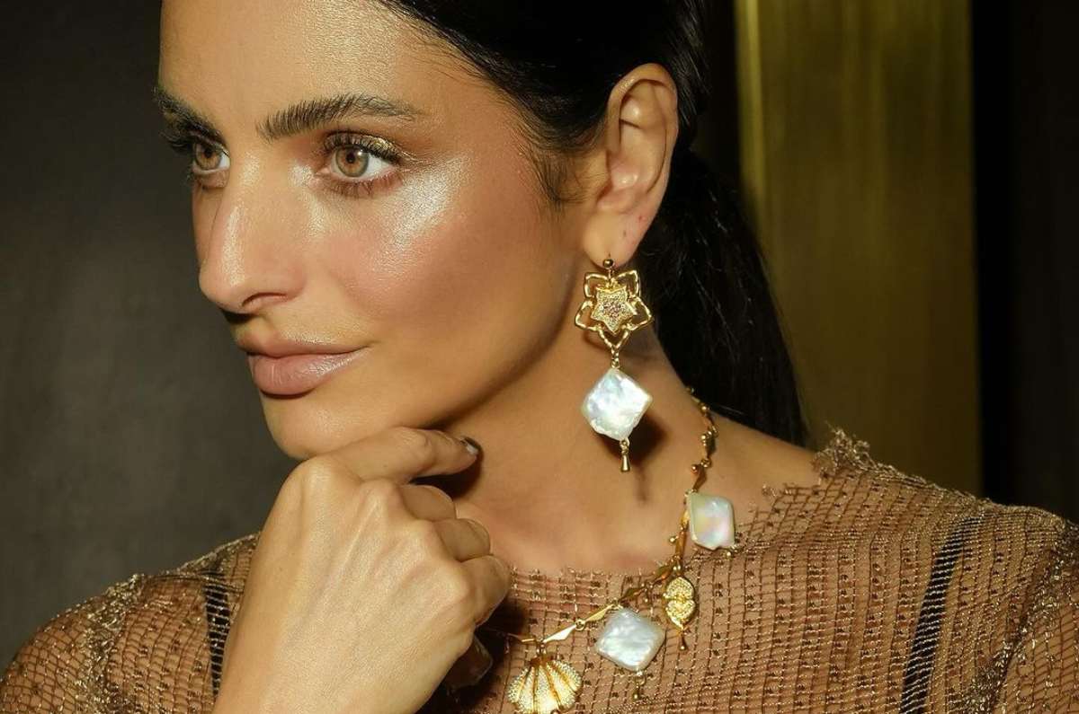 Aislinn Derbez muestra cómo combinar escotes con maxi collares y lucir elegante