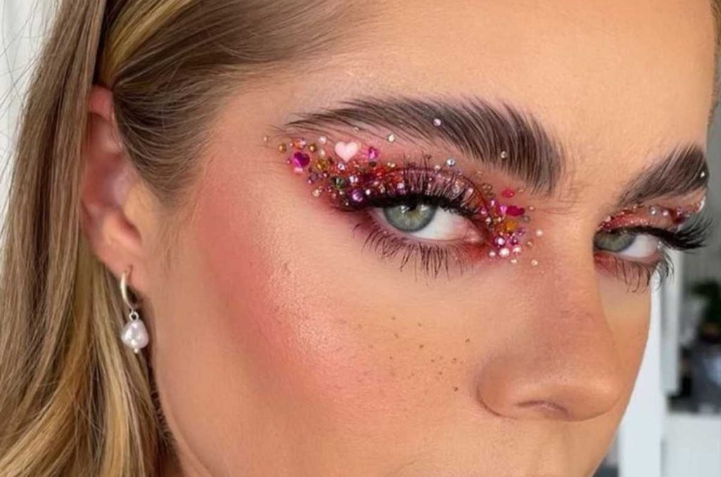 Maquillaje stargirl: la tendencia que debes usar en primavera para un makeup brillante 1