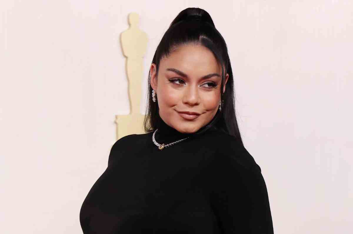 Vanessa Hudgens luce su pancita de embarazo en alfombra de los Oscar 2024
