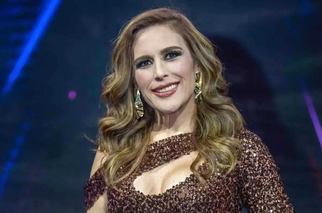 angelica vale luciendo top