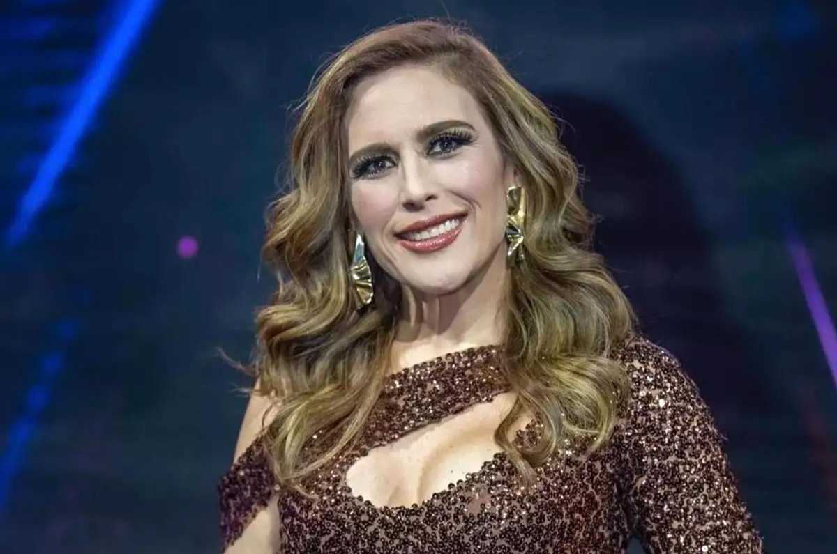 Angélica Vale luce su abdomen marcado en top a los 48 años