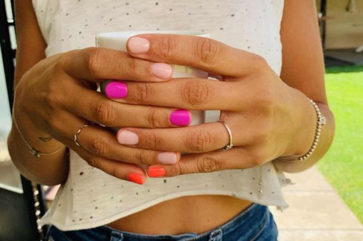 Colores de uñas que serán tendencia en verano 2024