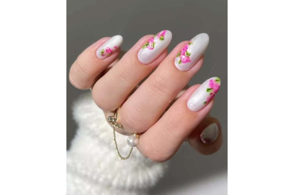 10 diseños de uñas blancas para elevar tu mani 2