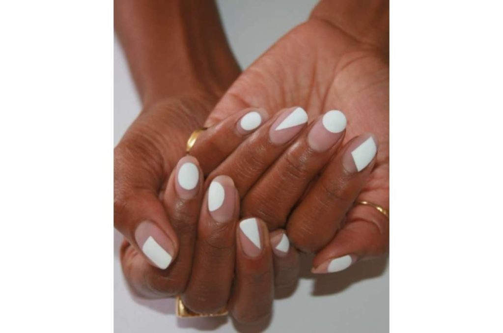 10 diseños de uñas blancas para elevar tu mani 0