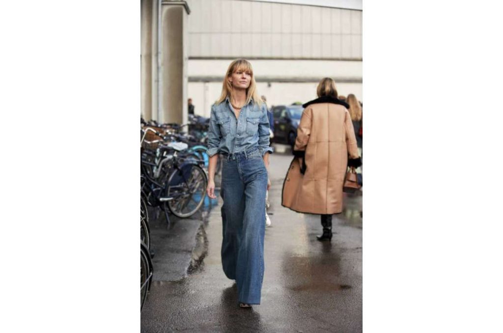 10 outfits con jeans de pierna ancha para lucir arreglada en el trabajo 3