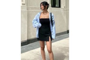 Outfits con mini falda negra para estar fresca en primavera 5